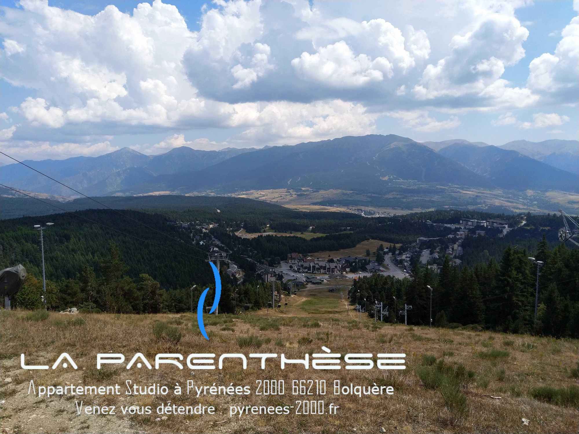 Le haut de la piste rouge gentiane à Bolquère Pyrénées 2000 sans la neige